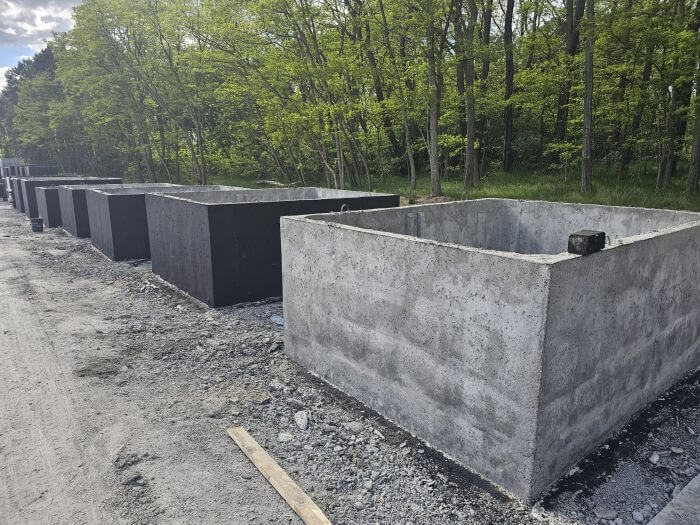 Plac produkcyjny z szambami betonowymi Żagań gotowymi do transportu